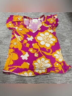 Maeve Floral V-neck flutter sleeve tee size s